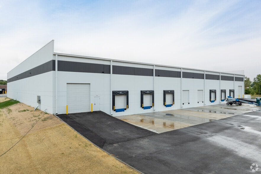 500-550 Corporate Hills Dr, Saint Charles, MO for sale - Building Photo - Image 3 of 15