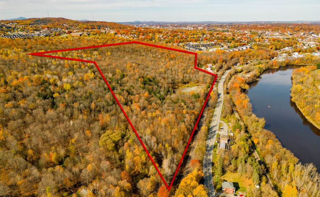 1575 St Wellington S, Sherbrooke, QC for sale Primary Photo- Image 1 of 1