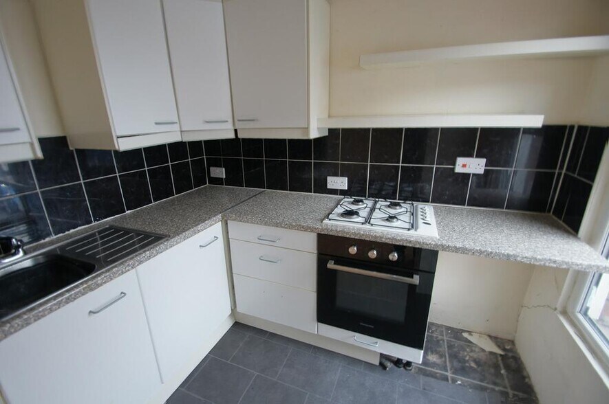 8 Whitby Rd, Ellesmere Port à vendre - Photo du bâtiment - Image 2 de 10