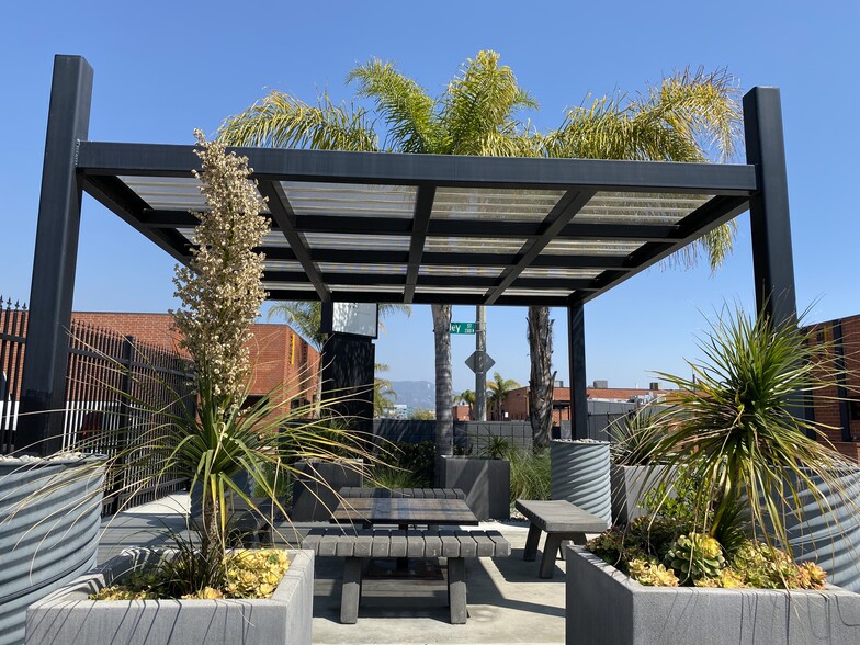 4209 Vanowen Pl, Burbank, CA for lease - Building Photo - Image 3 of 5