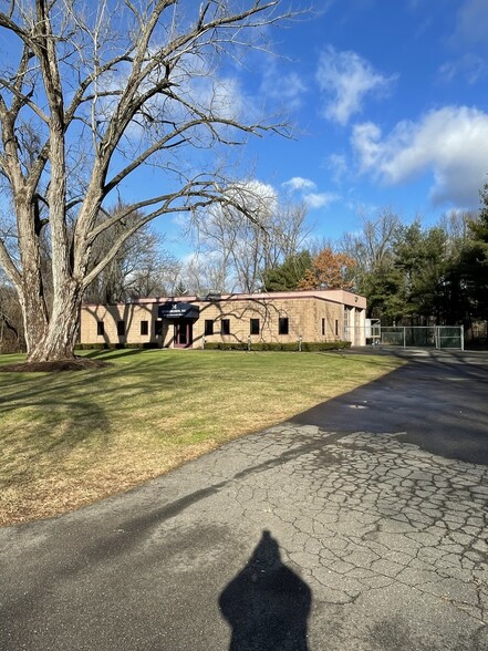 28 Round Hill Rd, Farmington, CT for sale - Building Photo - Image 1 of 1