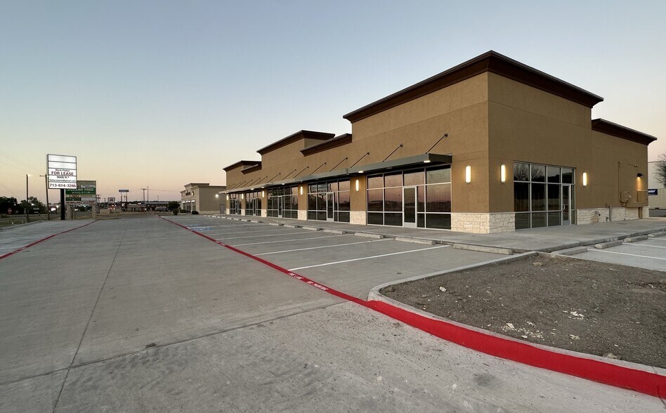 933 N FM 1821 Rd, Mineral Wells, TX à louer - Photo du bâtiment - Image 2 de 7