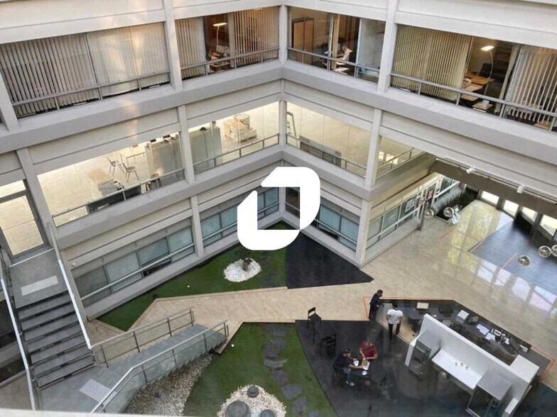 Bureau dans Cergy à louer - Hall d’entrée - Image 1 de 10