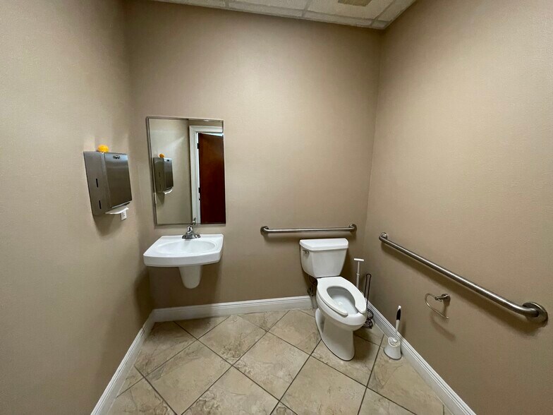 757 CR 466 #100, Lady Lake, FL for sale - Interior Photo - Image 2 of 13