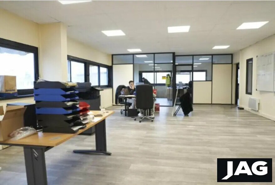 Flex in Chassieu for lease - Interior Photo - Image 3 of 8