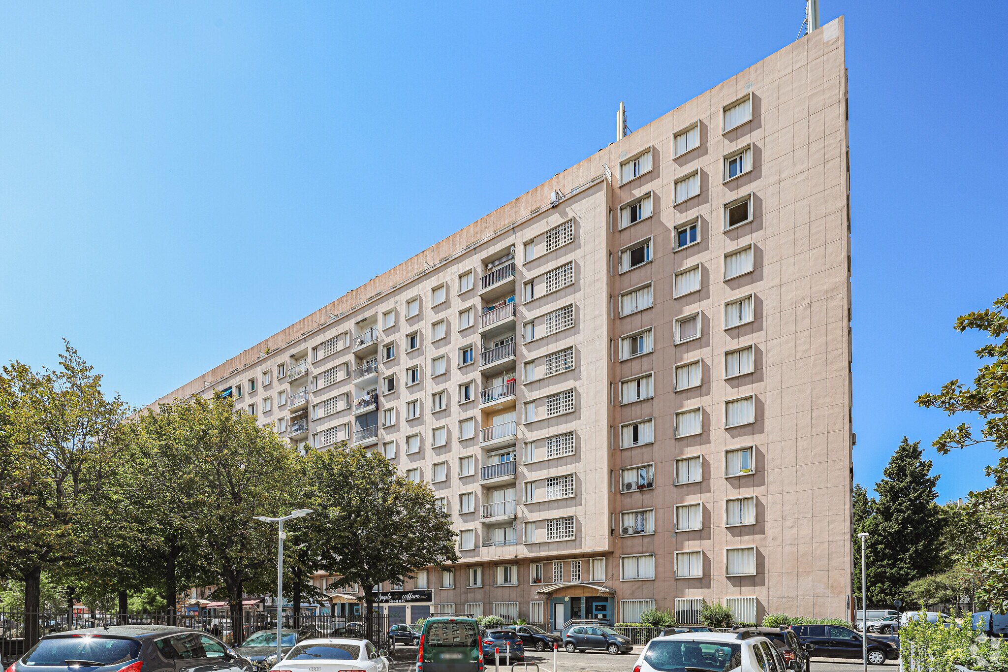 Retail in Marseille for lease Primary Photo- Image 1 of 5