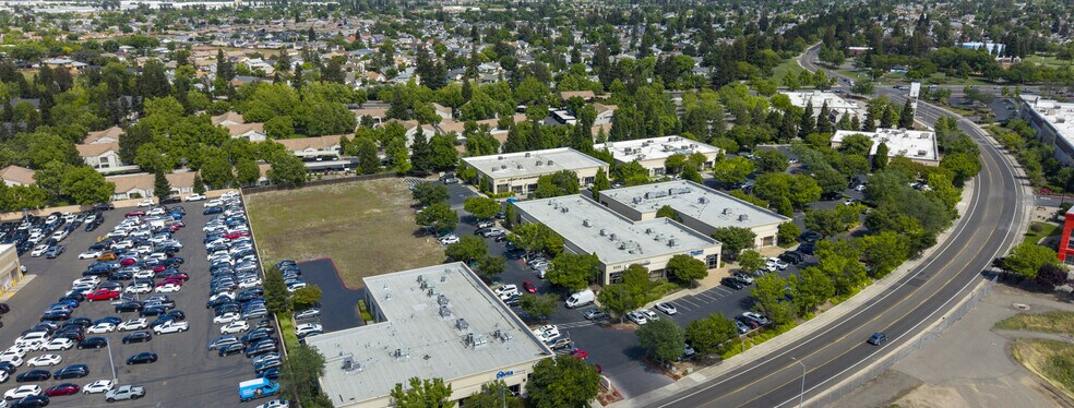 8235 E Stockton Blvd, Elk Grove, CA à vendre - Photo du bâtiment - Image 3 de 5
