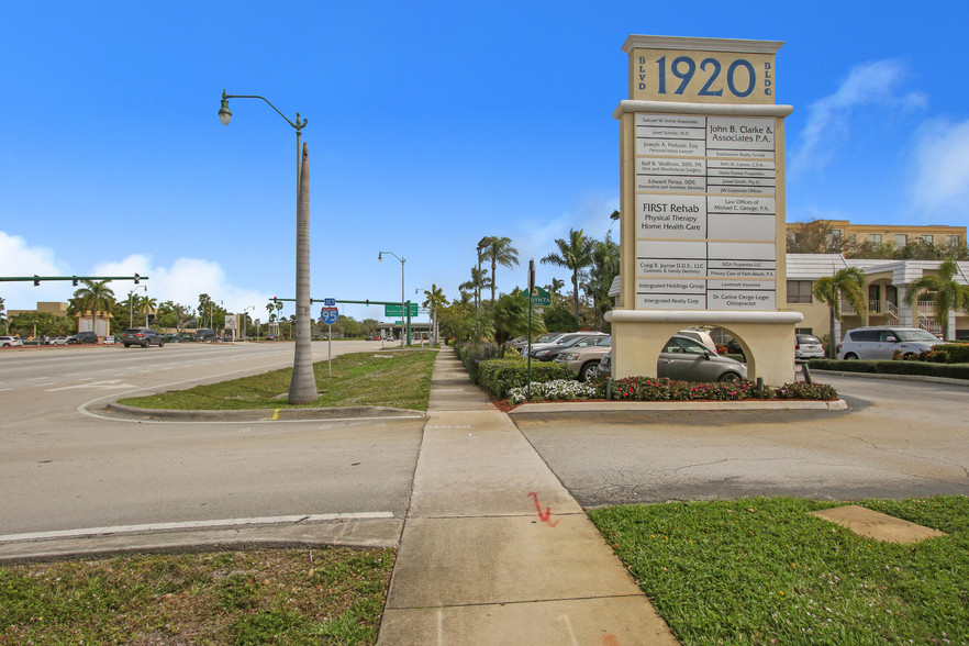 1920 Palm Beach Lakes Blvd, West Palm Beach, FL à vendre - Photo du bâtiment - Image 1 de 3