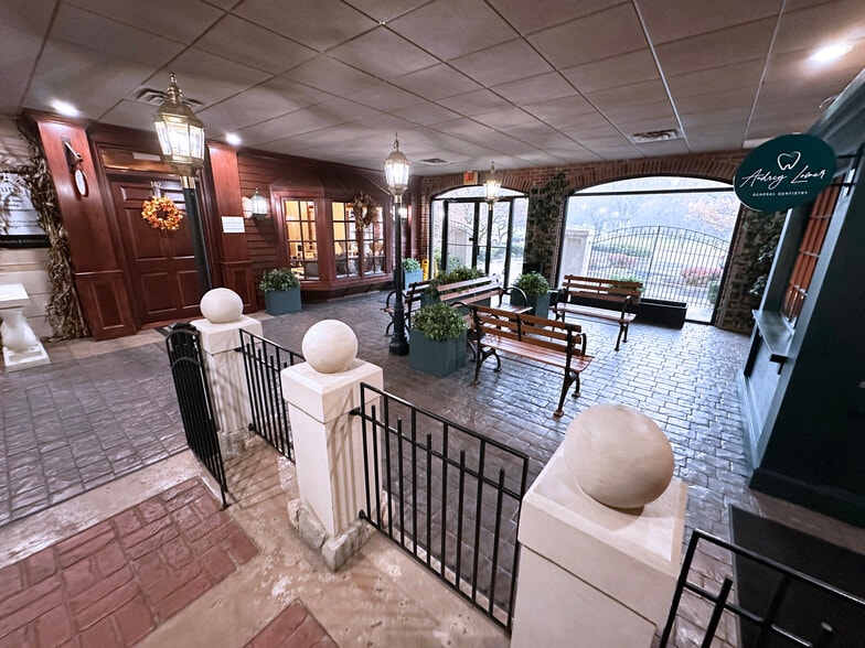 6641 N High St, Worthington, OH for lease - Building Photo - Image 2 of 3