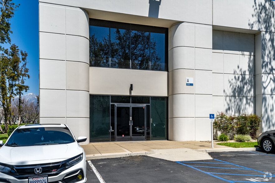 1555 S DuPont Ave, Ontario, CA à louer - Photo du bâtiment - Image 2 de 6