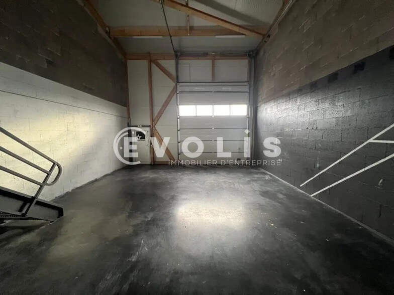 Flex in Combs-la-Ville for lease - Interior Photo - Image 1 of 9
