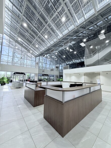 4406 W Linebaugh Ave, Tampa, FL à louer - Photo du bâtiment - Image 3 de 11