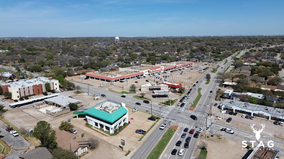2901 Brown Trl, Bedford, TX à louer - Photo du bâtiment - Image 2 de 10