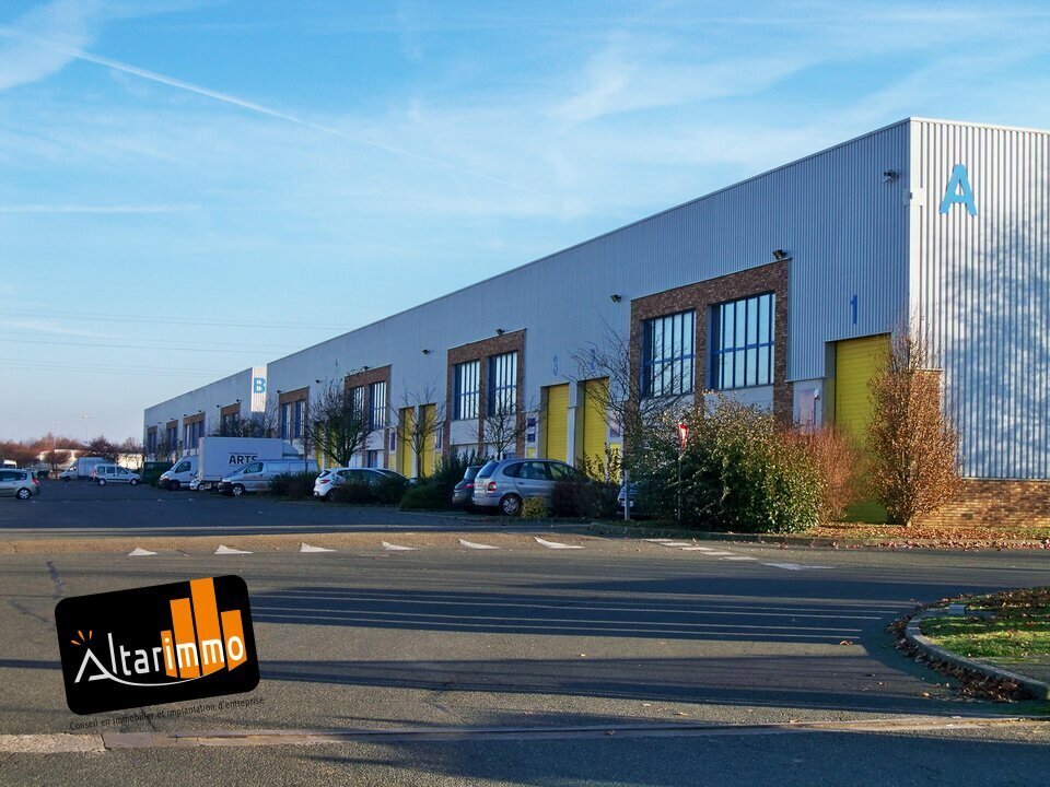 Flex in Chartres for lease Building Photo- Image 1 of 6