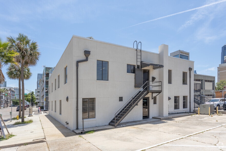 245 E Adams St, Jacksonville, FL for lease - Building Photo - Image 2 of 50