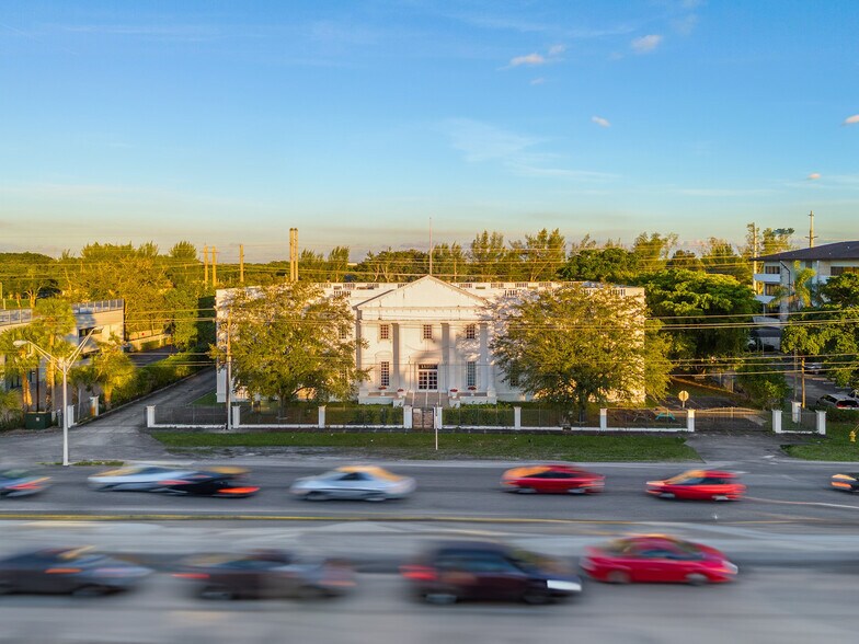 15165 NW 77th Ave, Miami Lakes, FL à louer - Photo du bâtiment - Image 2 de 16