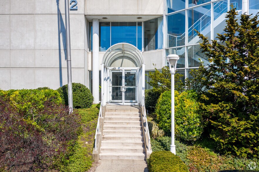 12 N State Rt 17, Paramus, NJ à louer - Photo du bâtiment - Image 3 de 5