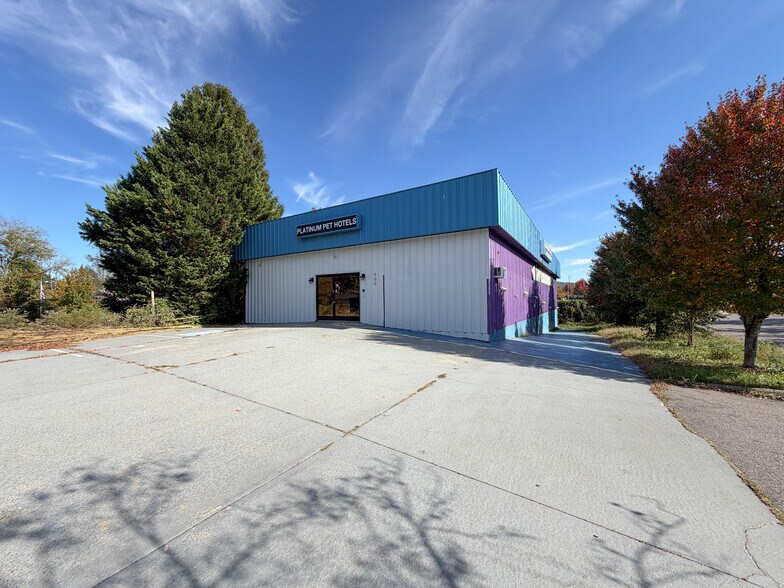 900 W Chapel Rd, Asheville, NC à vendre - Photo du bâtiment - Image 3 de 35