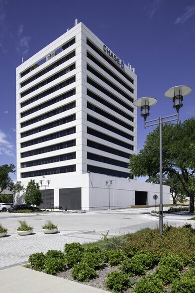 100 N Central Expy, Richardson, TX à louer - Photo du bâtiment - Image 2 de 20