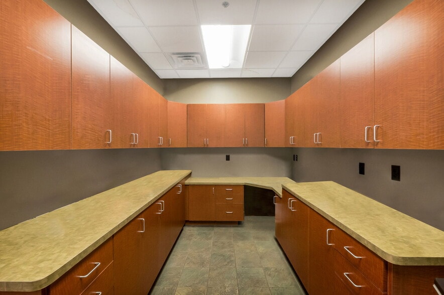 7430 S Creek Rd, Sandy, UT for lease - Building Photo - Image 3 of 19