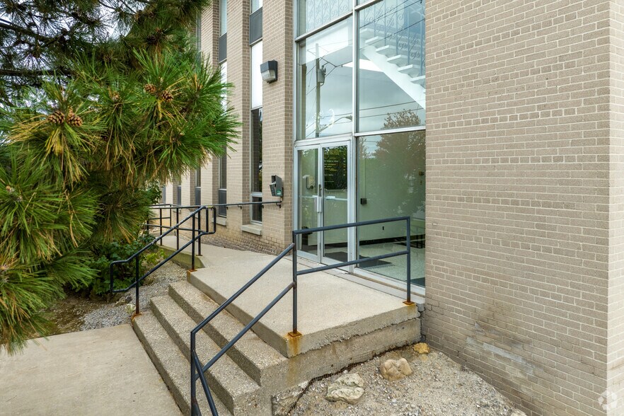 109 Railside Rd, Toronto, ON à vendre - Photo du bâtiment - Image 3 de 5