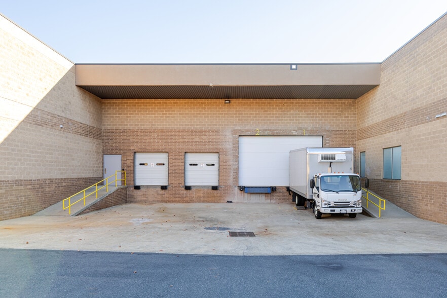 1960 Crossbeam Dr, Charlotte, NC for sale - Building Photo - Image 3 of 17