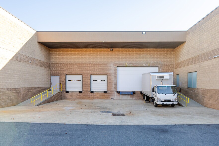 1960 Crossbeam Dr, Charlotte, NC à vendre - Photo du bâtiment - Image 3 de 17