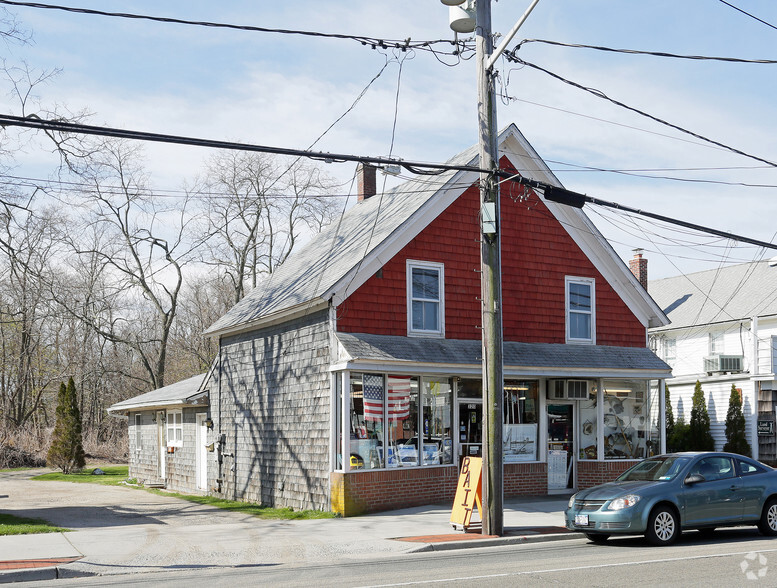 320 Main St, Center Moriches, NY for sale - Building Photo - Image 1 of 1