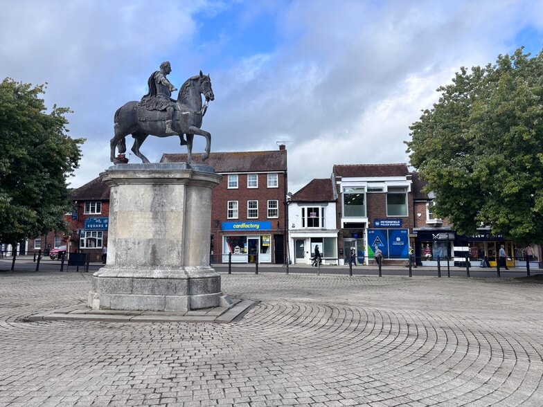 9 The Square, Petersfield for sale - Primary Photo - Image 1 of 5