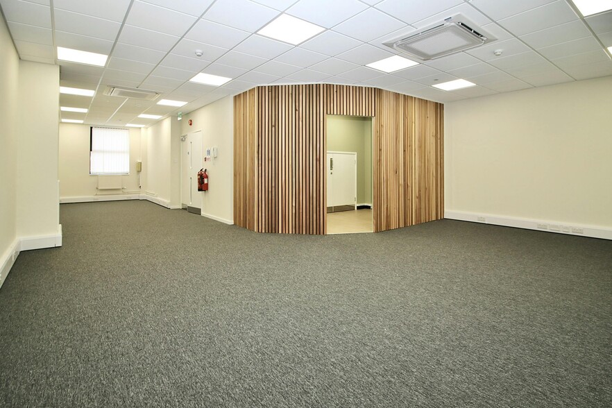 Woodbrook Crescent, Billericay for lease - Interior Photo - Image 2 of 10