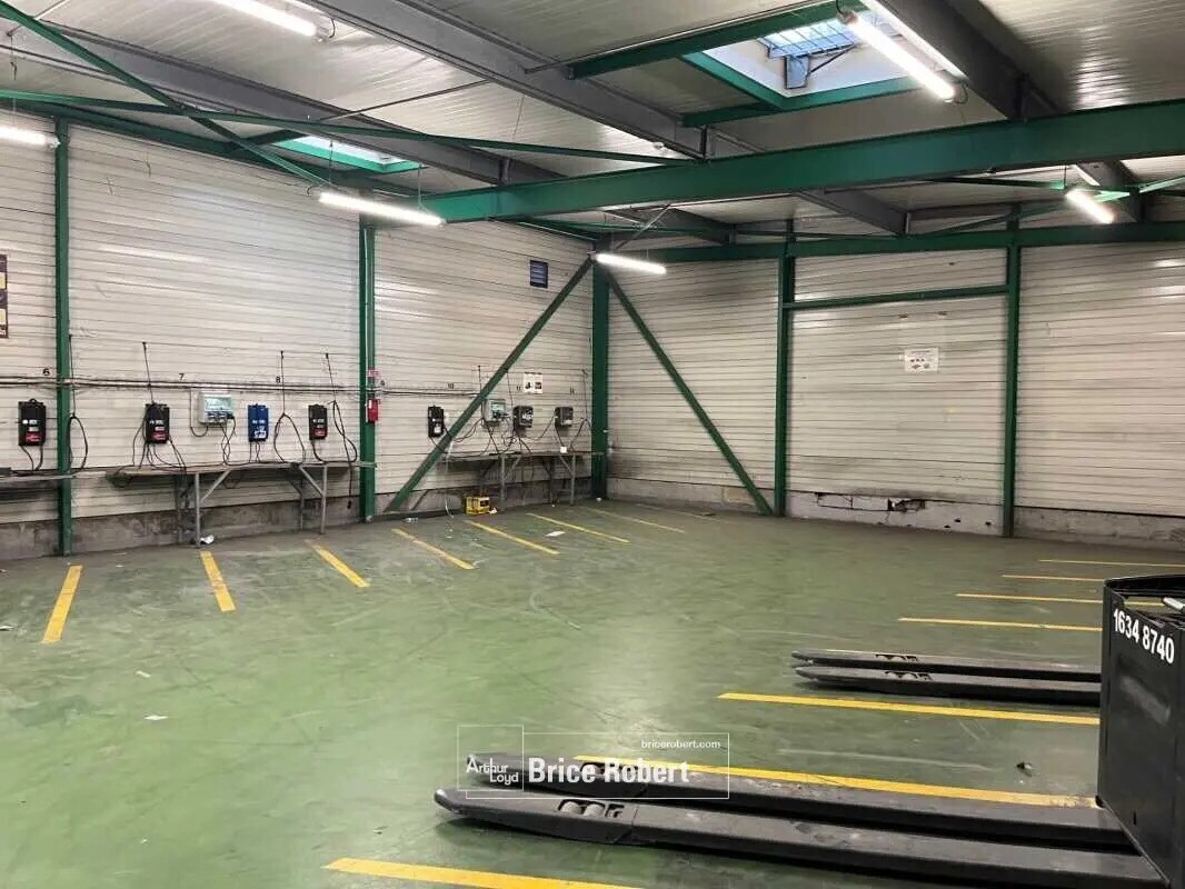 Flex in Saint-Priest for lease Interior Photo- Image 1 of 2