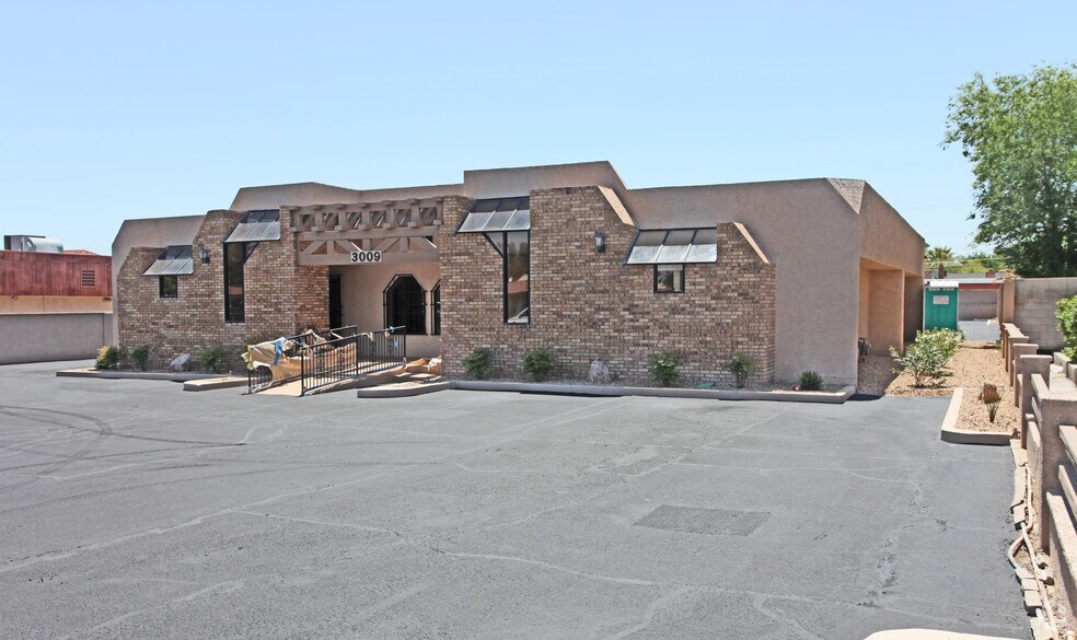 3009 W Charleston Blvd, Las Vegas, NV à louer - Photo principale - Image 2 de 16