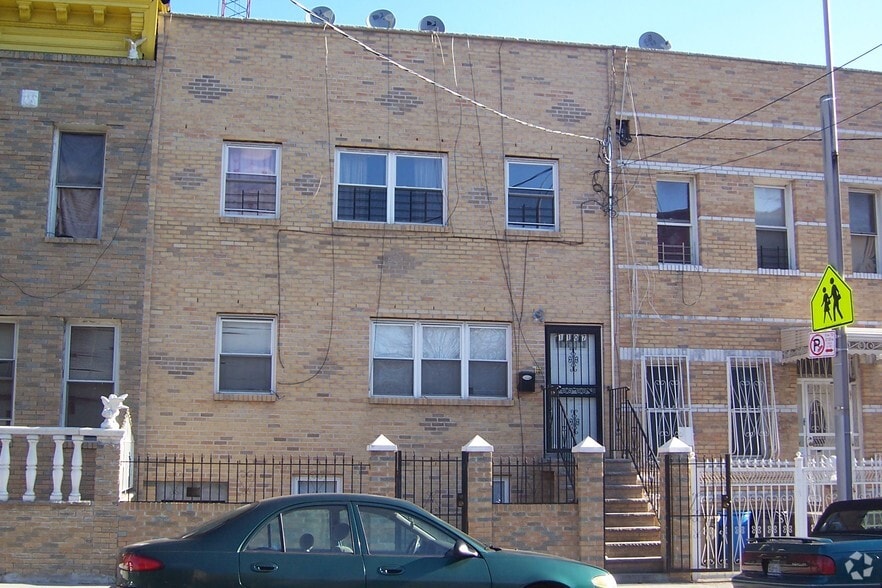 2 Assets in Brooklyn portfolio of 2 properties for sale on LoopNet.ca - Primary Photo - Image 2 of 2
