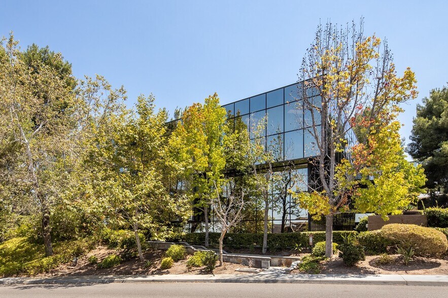 23212 Mill Creek Dr, Laguna Hills, CA à vendre - Photo du bâtiment - Image 2 de 25