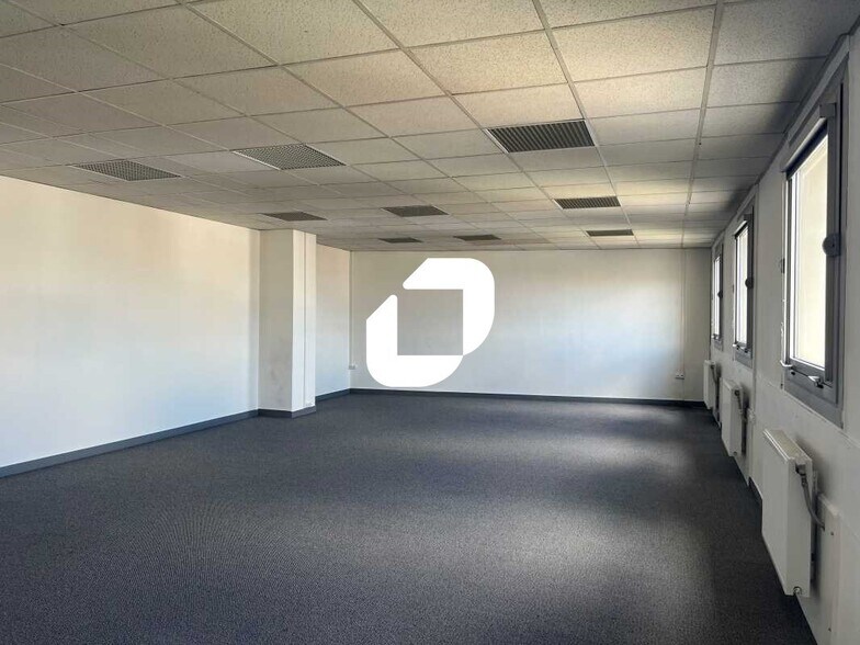 Bureau dans Saint-Ouen-sur-Seine à louer - Photo du bâtiment - Image 2 de 9
