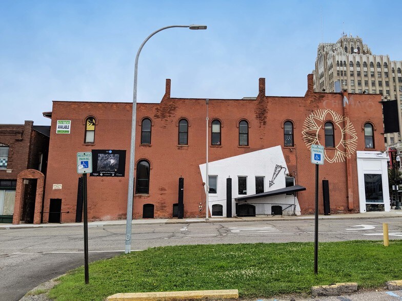 1 N Saginaw St, Pontiac, MI for sale - Building Photo - Image 2 of 4