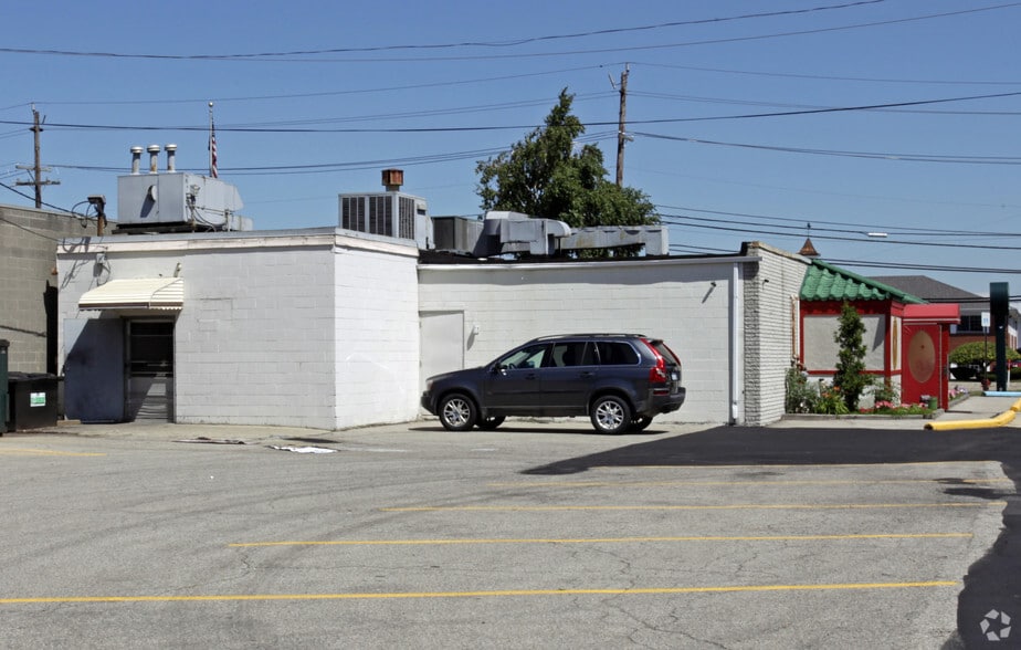 2805 W Maple Rd, Troy, MI for sale - Building Photo - Image 2 of 5