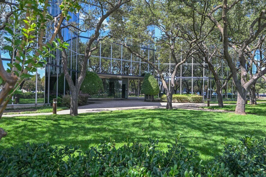 8600 Freeport Pky, Irving, TX à vendre - Photo du bâtiment - Image 2 de 11