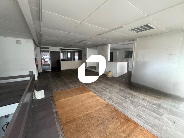 Retail in Valenciennes for lease - Interior Photo - Image 3 of 8