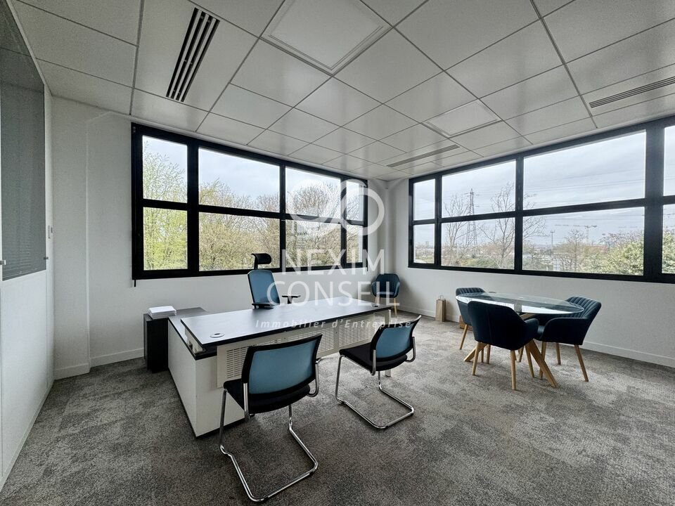 Office in Gennevilliers for lease Interior Photo- Image 1 of 7