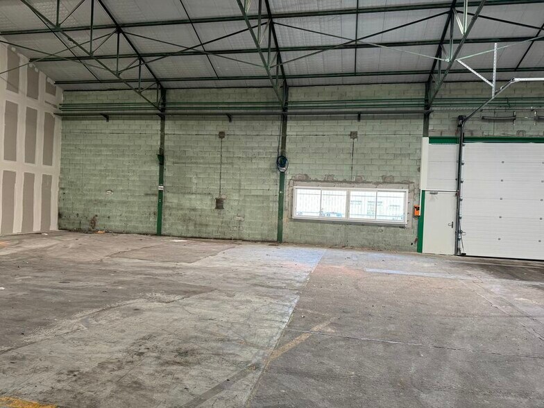 Industrial in Reyrieux for lease - Interior Photo - Image 2 of 3