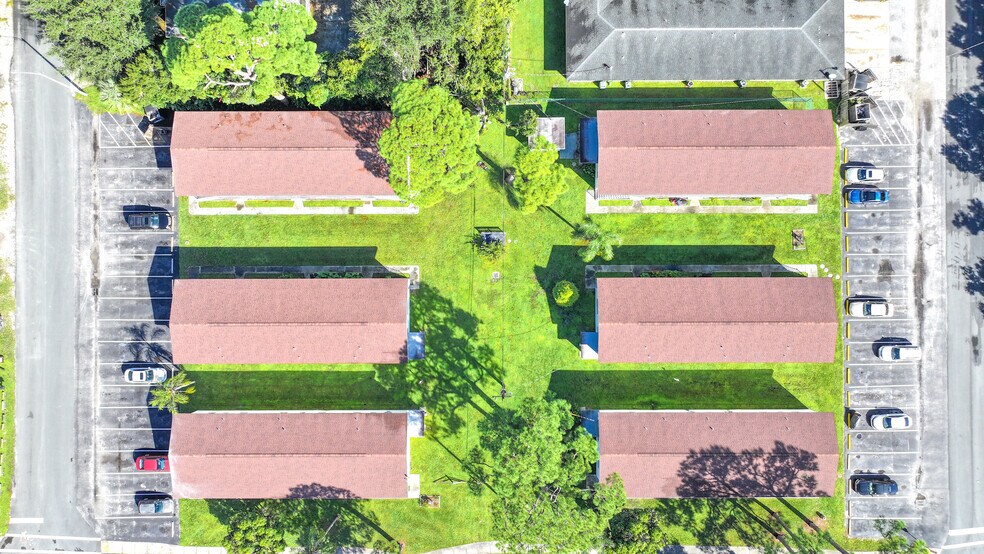 1825 40th Ave, Vero Beach, FL à vendre - Photo du bâtiment - Image 3 de 24