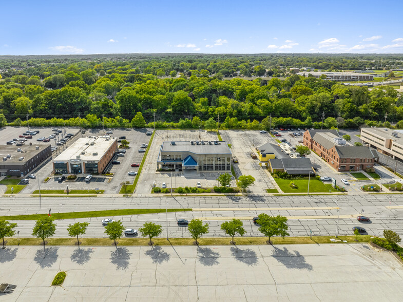 2543-2545 N Mayfair Rd, Milwaukee, WI for sale - Building Photo - Image 3 of 6