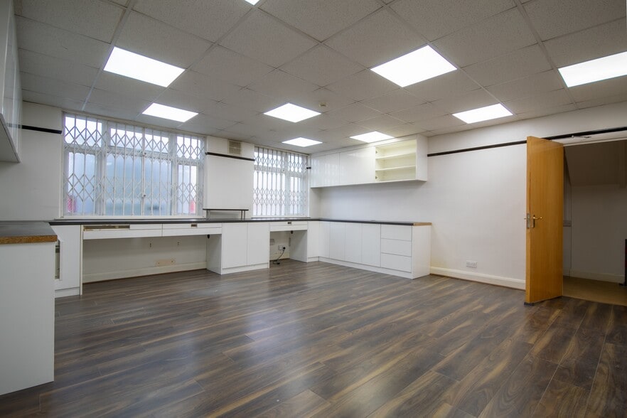 4-6 Wadsworth Rd, Greenford for lease - Interior Photo - Image 2 of 8