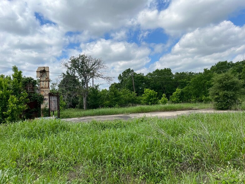 7715 Delwau Ln, Austin, TX for lease - Building Photo - Image 2 of 17