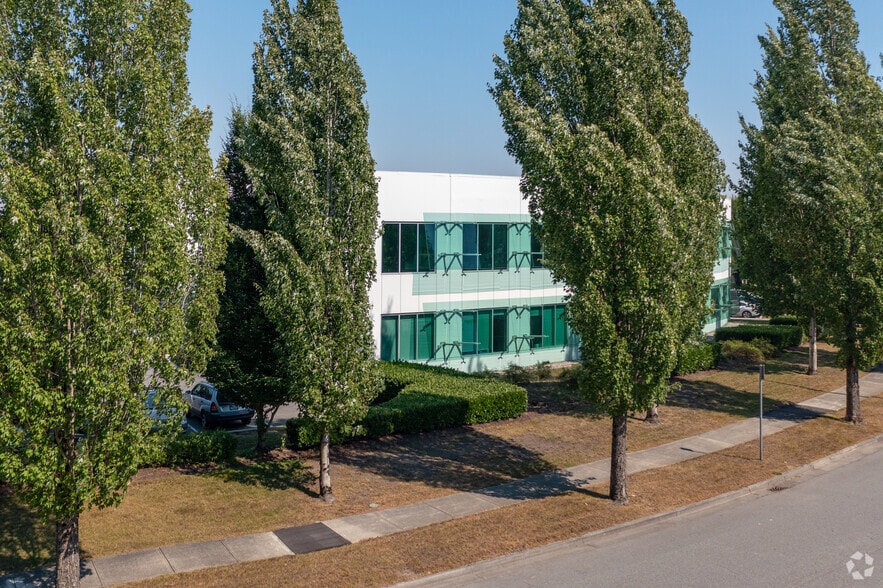 4300 N Fraser Way, Burnaby, BC à vendre - Photo du bâtiment - Image 3 de 5