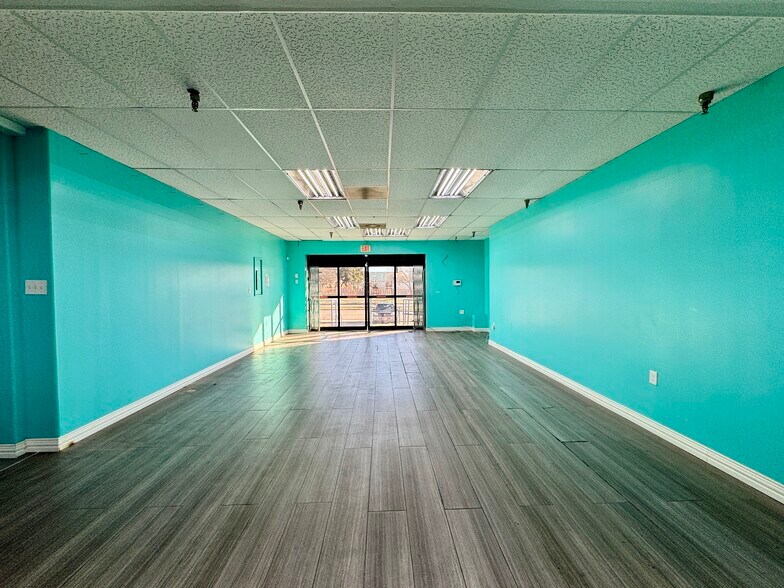 10679 Harry Hines Blvd, Dallas, TX à louer - Photo intérieure - Image 3 de 7