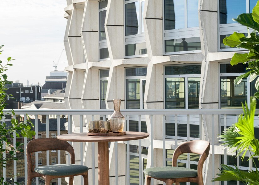 1 Kemble St, Londres à louer - Photo du bâtiment - Image 3 de 26