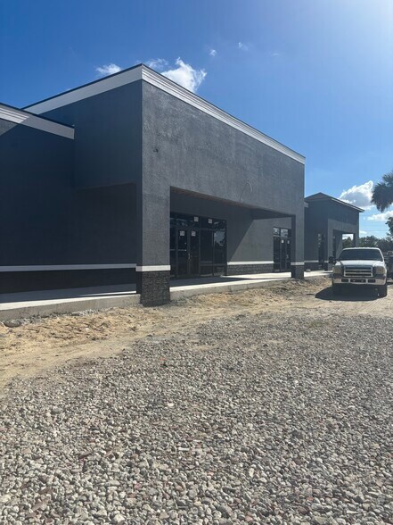 102 Lee Blvd, Lehigh Acres, FL à vendre - Photo du bâtiment - Image 2 de 3