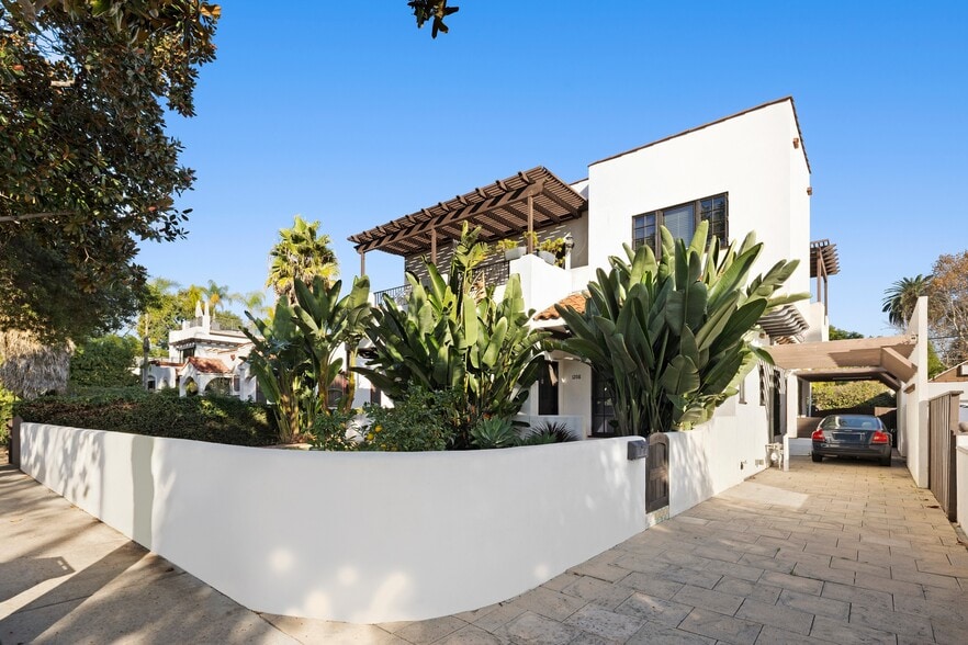 1208 Poinsettia Dr, West Hollywood, CA à vendre - Photo du bâtiment - Image 2 de 26